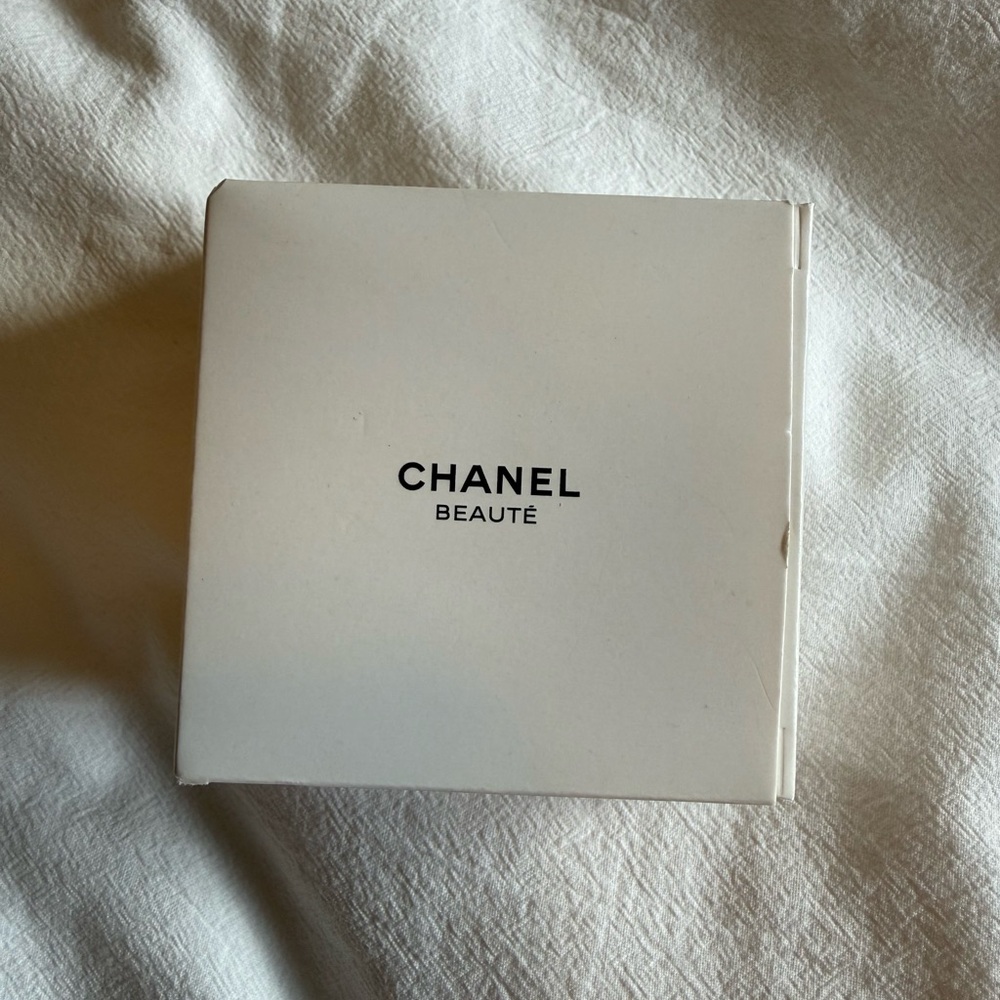 CHANEL Beauté Iconic Floral Brooch - Navy
